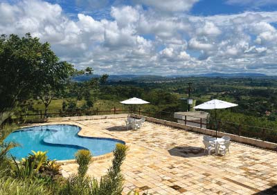 Vista da Piscina e Área de Lazer