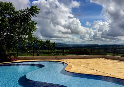 Vista da Piscina e Área de Lazer